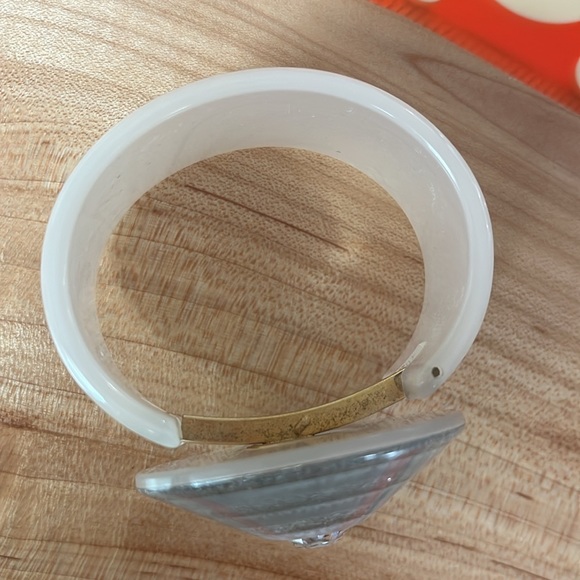 Lucite made in Italy bracelet - 1 inch band 8 inch diameter - Picture 2 of 5